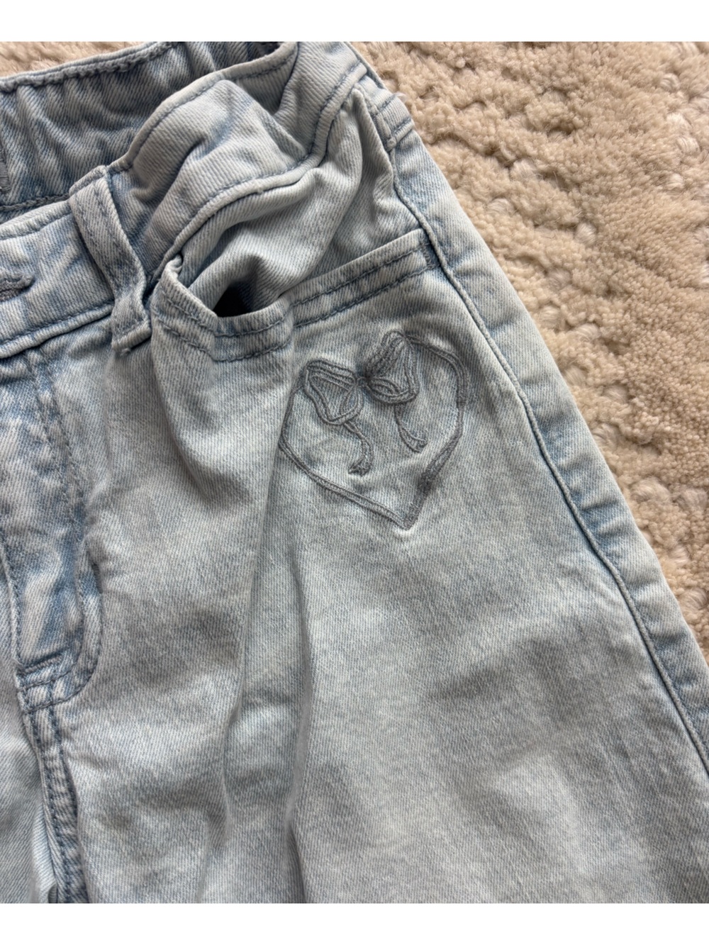 abercrombie kids Light wash barrel Jeans with 💝 Embroidered Pocket